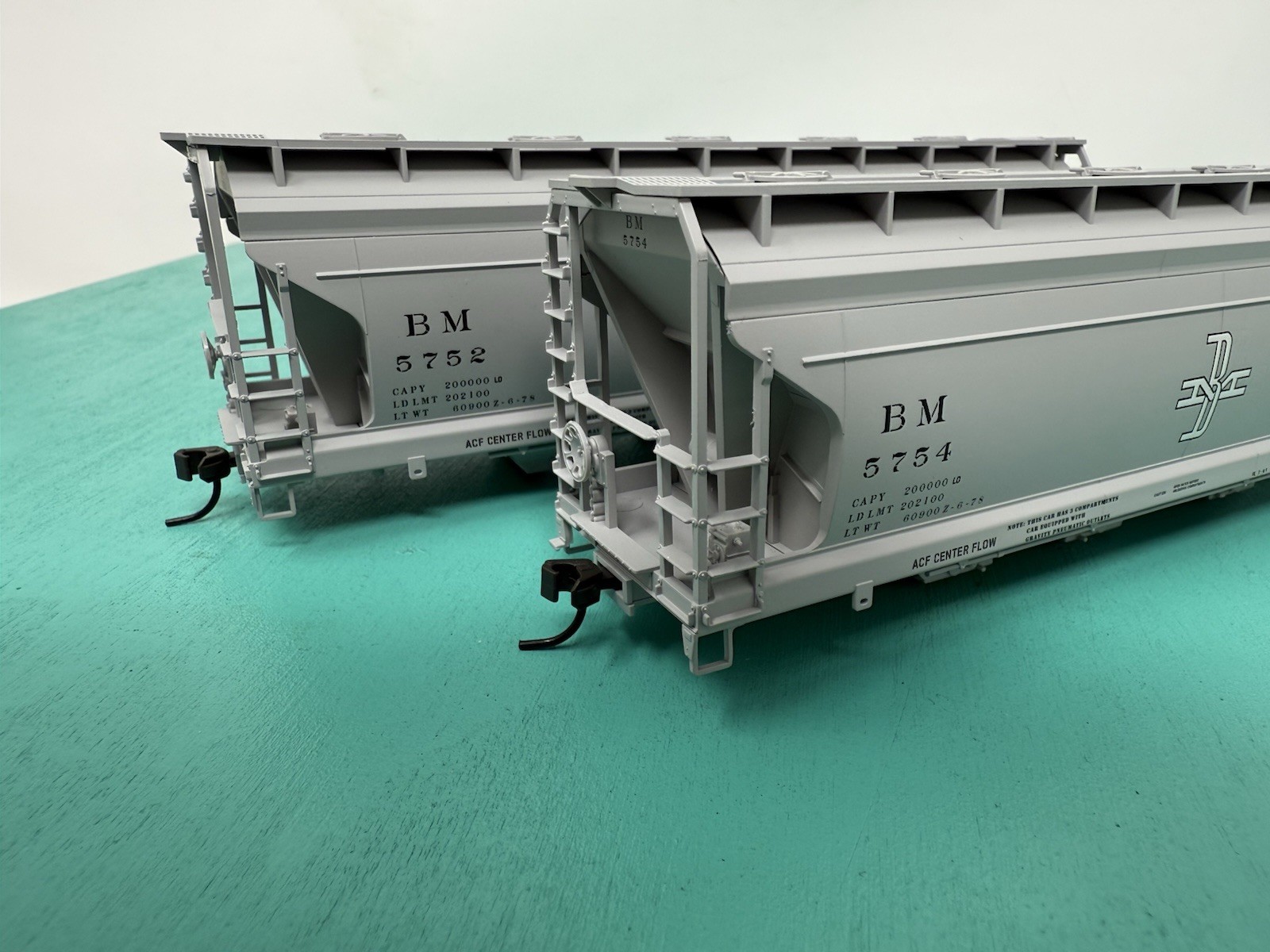 Atlas HO – 3560 Hopper – No Trucks/packaging – BM Boston & Maine Set Of 2
