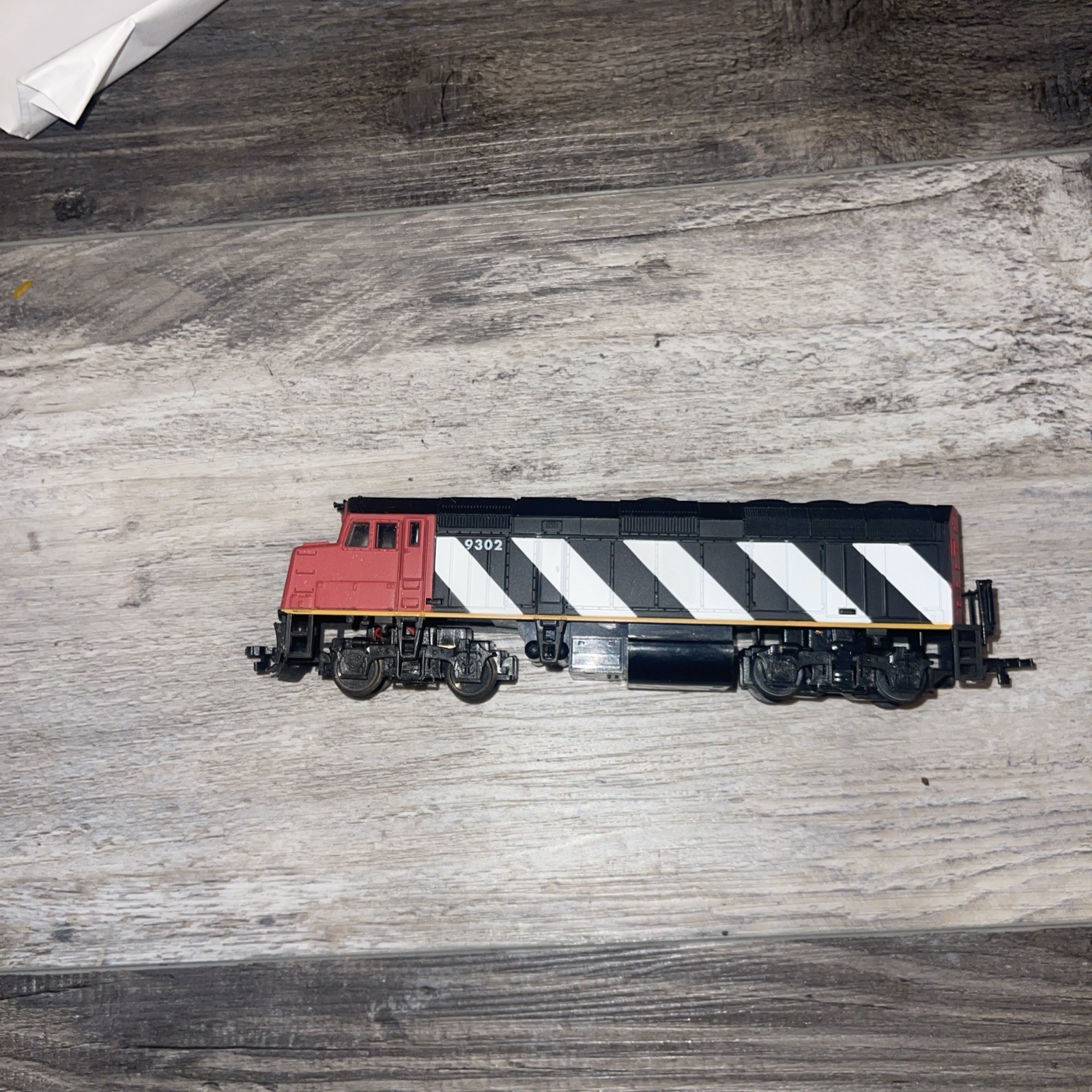 HO Scale CN Canadian National Diesel Locomotive #9302 – Red, Black & White