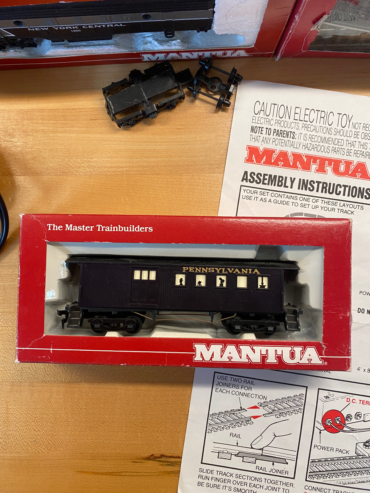 Mantua Train Set. Original Instructions, box, control. Many cars and Locomotive