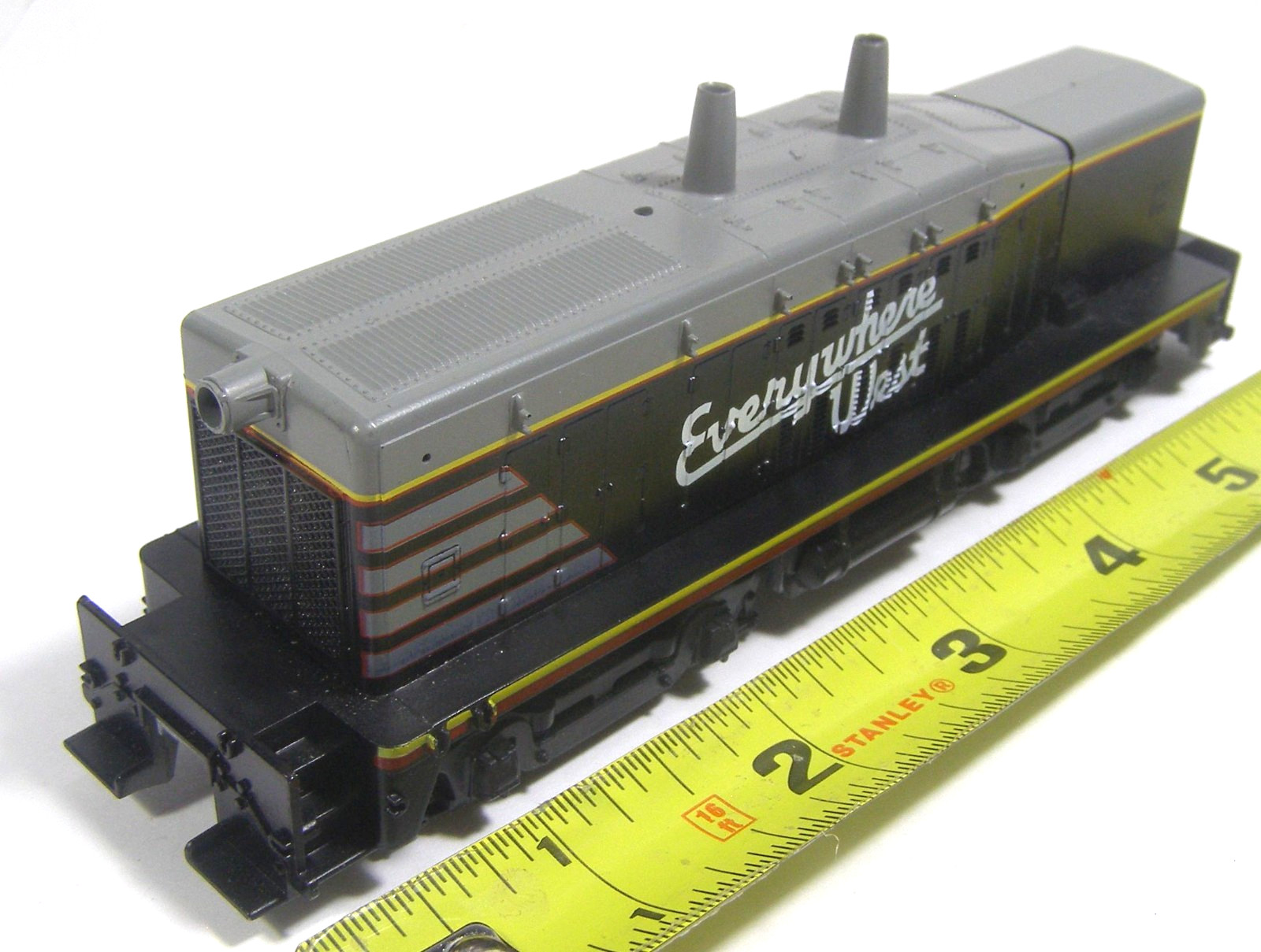 Unknown Brand HO Model RR Diesel Locomotive B Unit Switcher No Couplers TZF