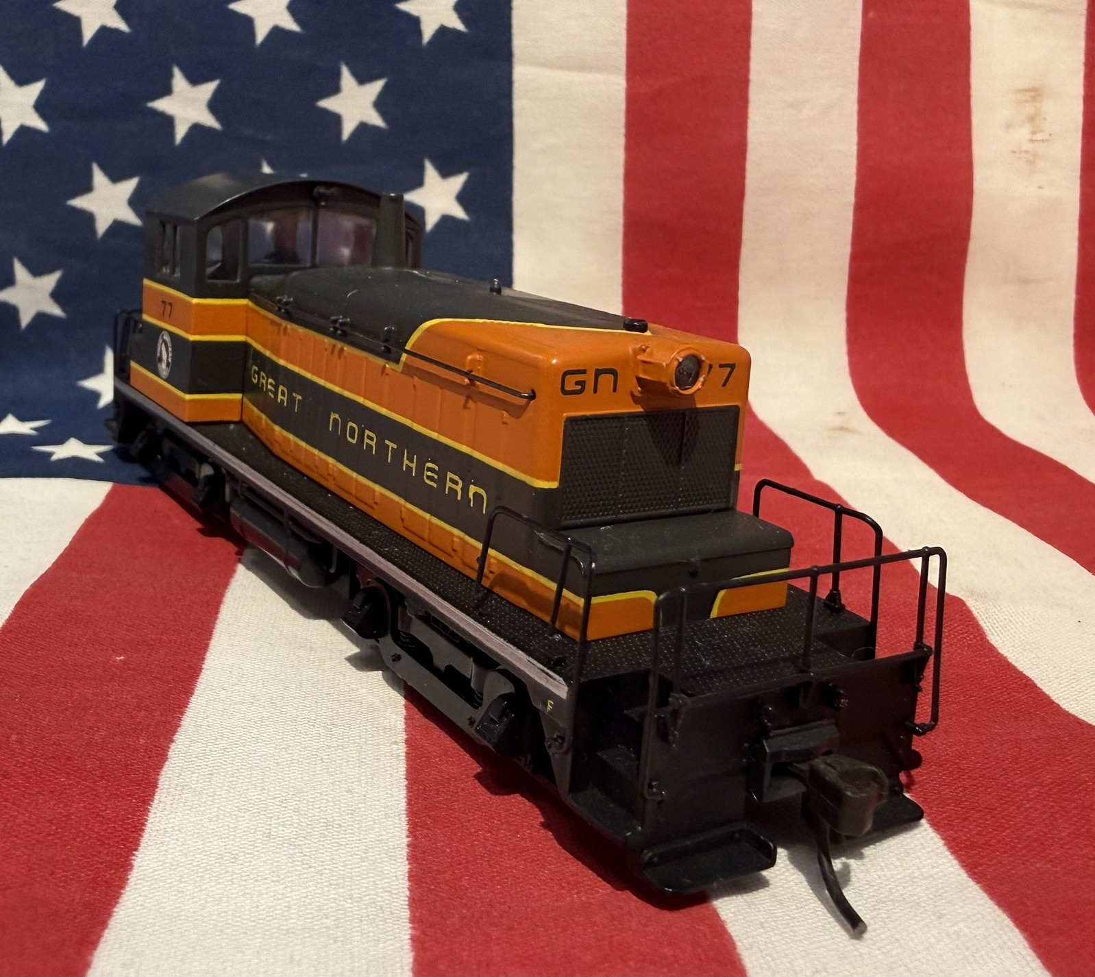 Walthers HO Scale Great Northern #77 Switcher Locomotive DC Runs Needs Repair