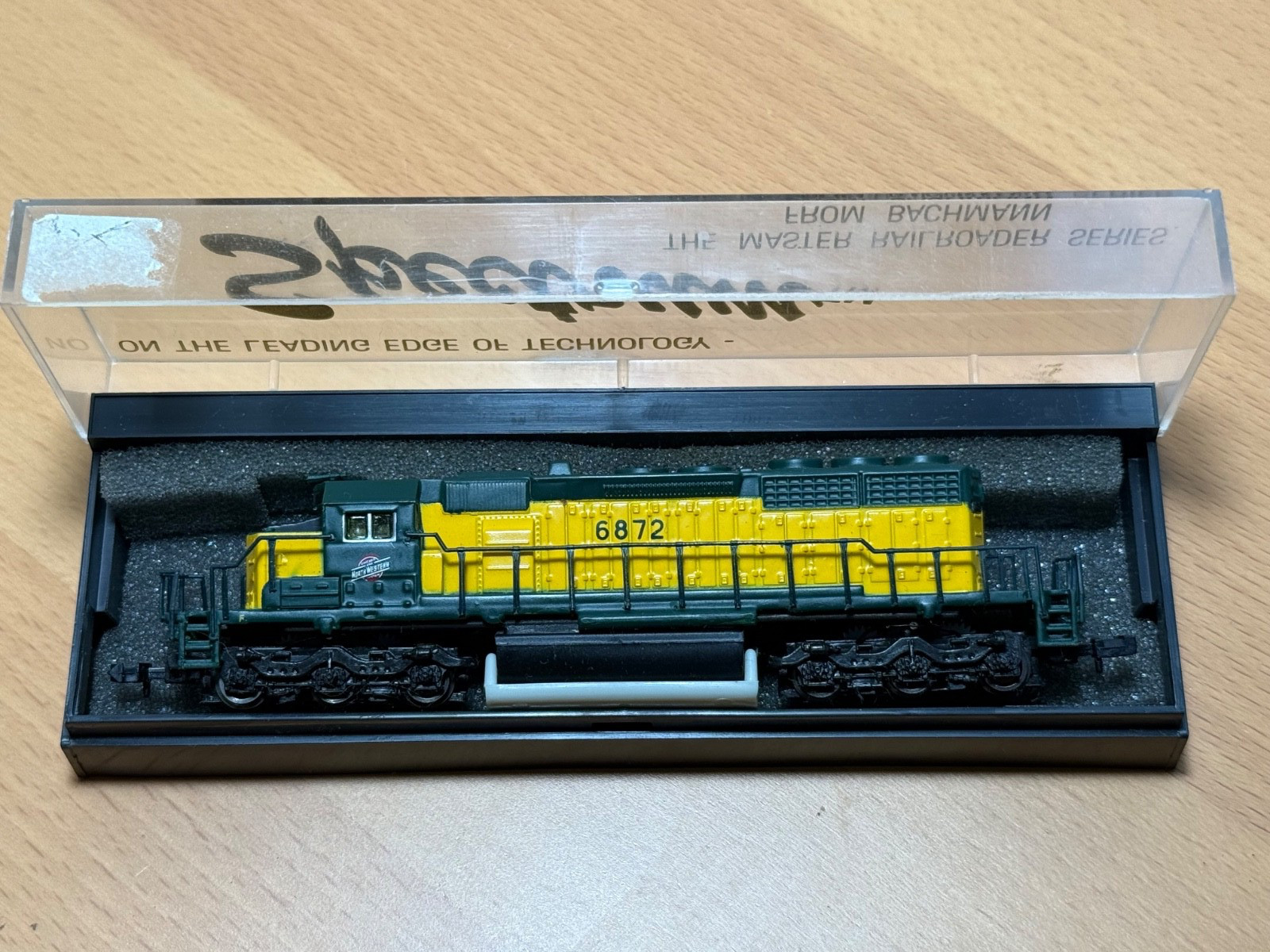 N Bachmann Spectrum Chicago & NW SD40-2 Locomotive #6872 (26-859), NEW, UNUSED