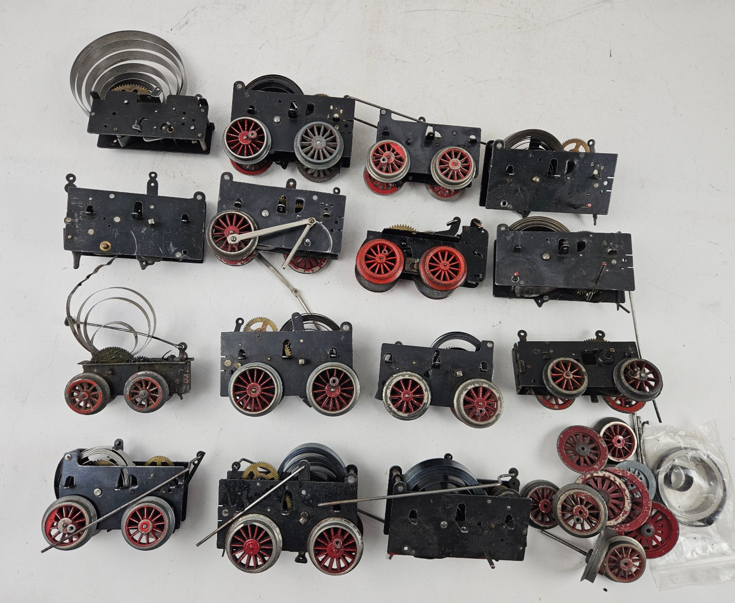 Märklin etc. Large collection of clockwork mechanisms for locomotives in…