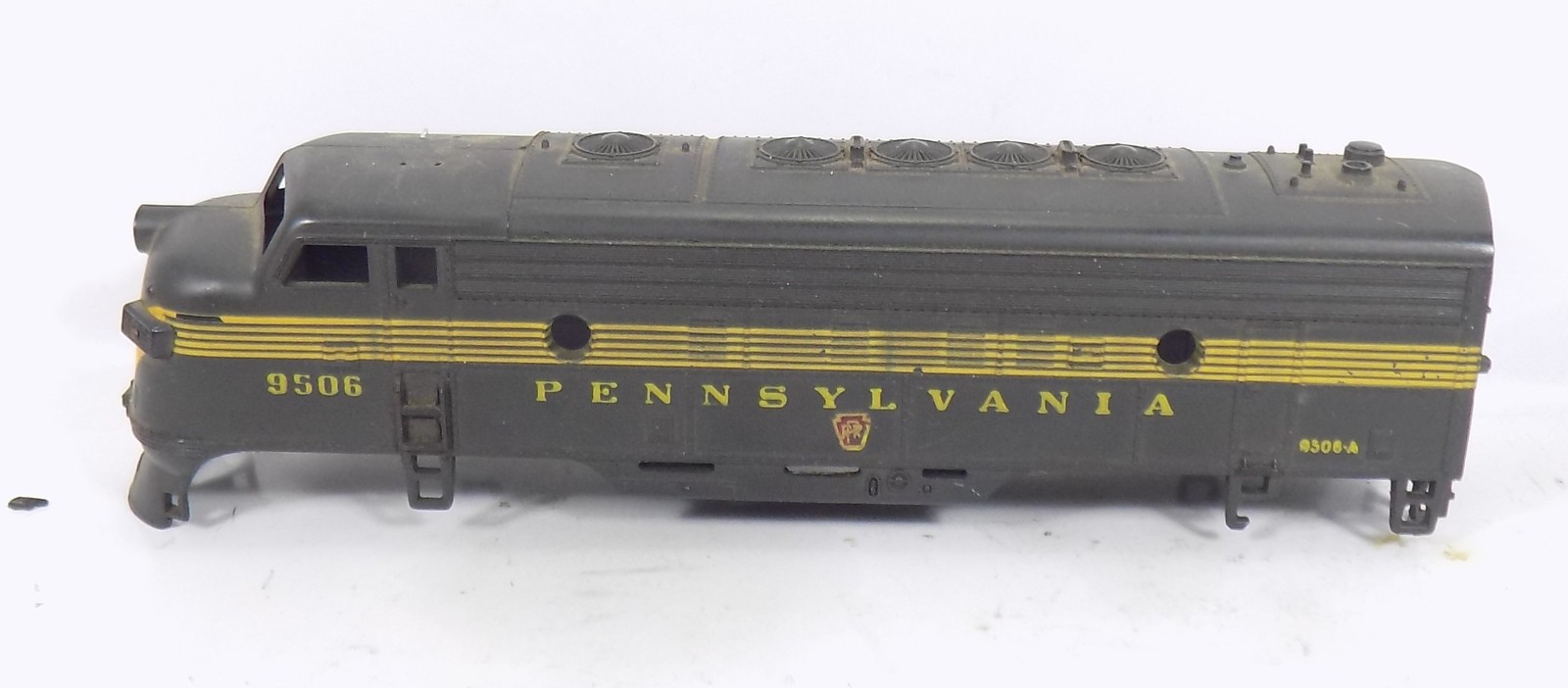 HO / UNBRANDED / DIESEL LOCOMOTIVE / PENNSYLVANIA #9506 / SHELL / PARTS
