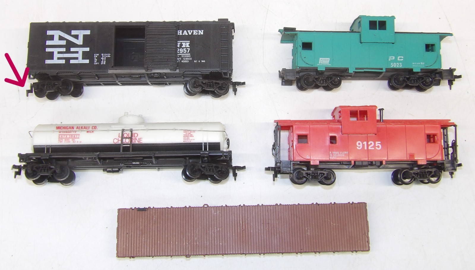 Vintage Model Power HO scale Santa Fe Alco FA-1 engine (runs rough) & 5 cars