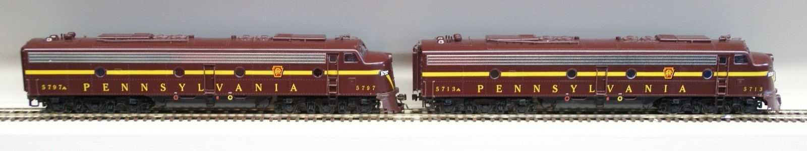 Proro 2000 HO Pair of EMD E8/E9 PRR Pennsylvania #5713 and #5797, DCC, No Sound