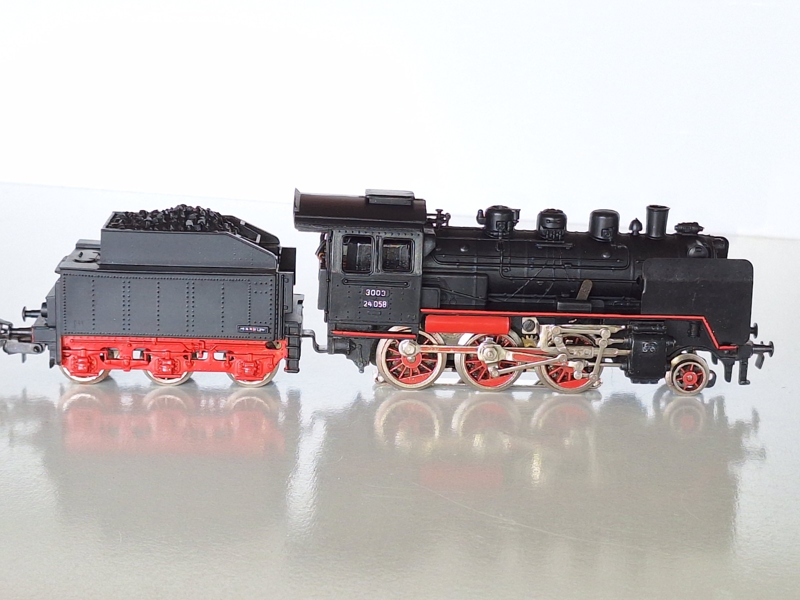 Marklin 3003 V.3 Steam Loco. 3 rail AC analogue. V/good Cond. HO scale. Boxed
