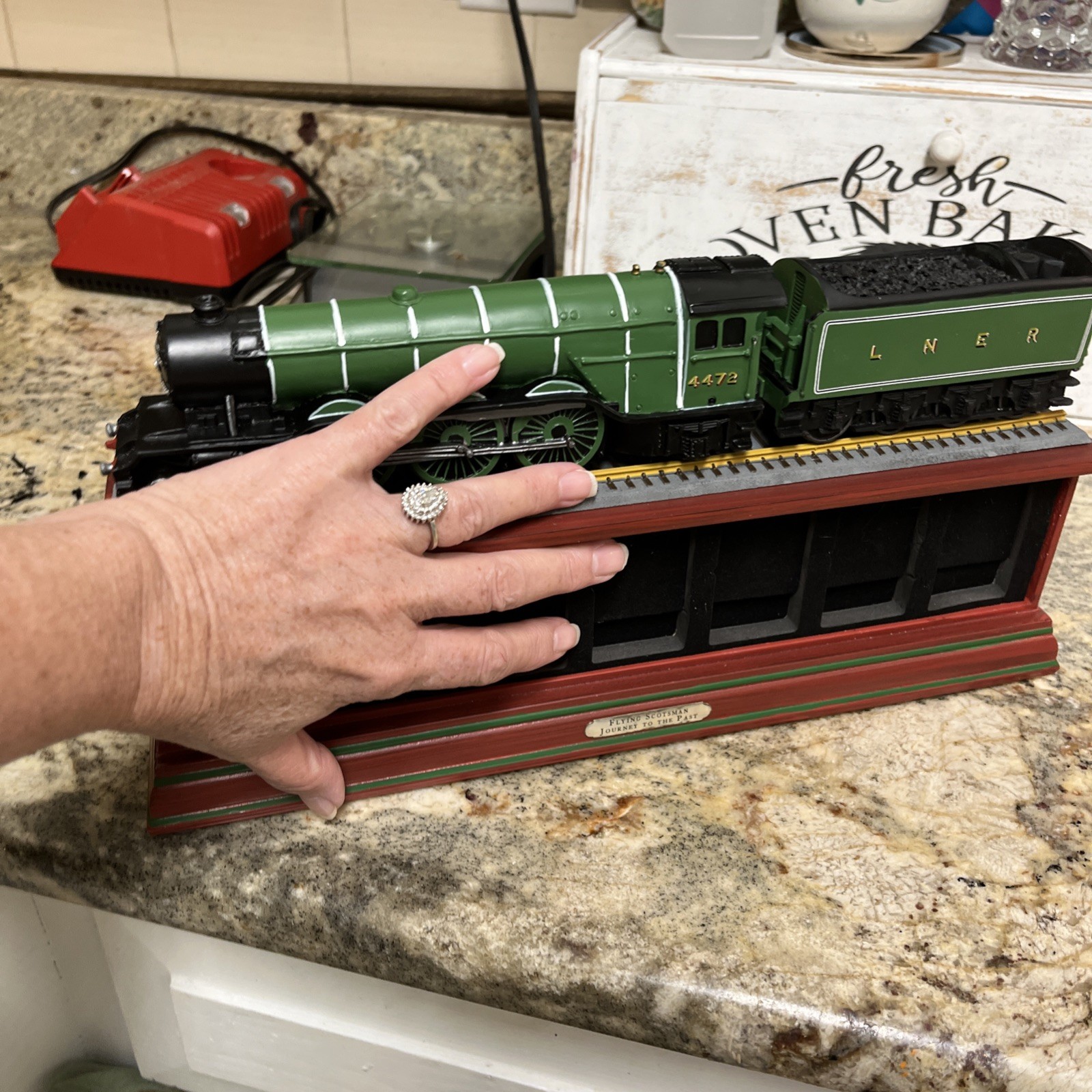 HORNBY R3086 LNER 4472 FLYING SCOTSMAN A1 CLASS 4-6-2 MODEL This is stationary .