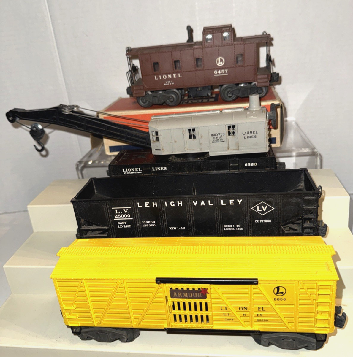 LIONEL POST-WAR O GAUGE 2055 STEAM LOCO W/6026W WHISTLE TENDER & 4 FREIGHT CARS