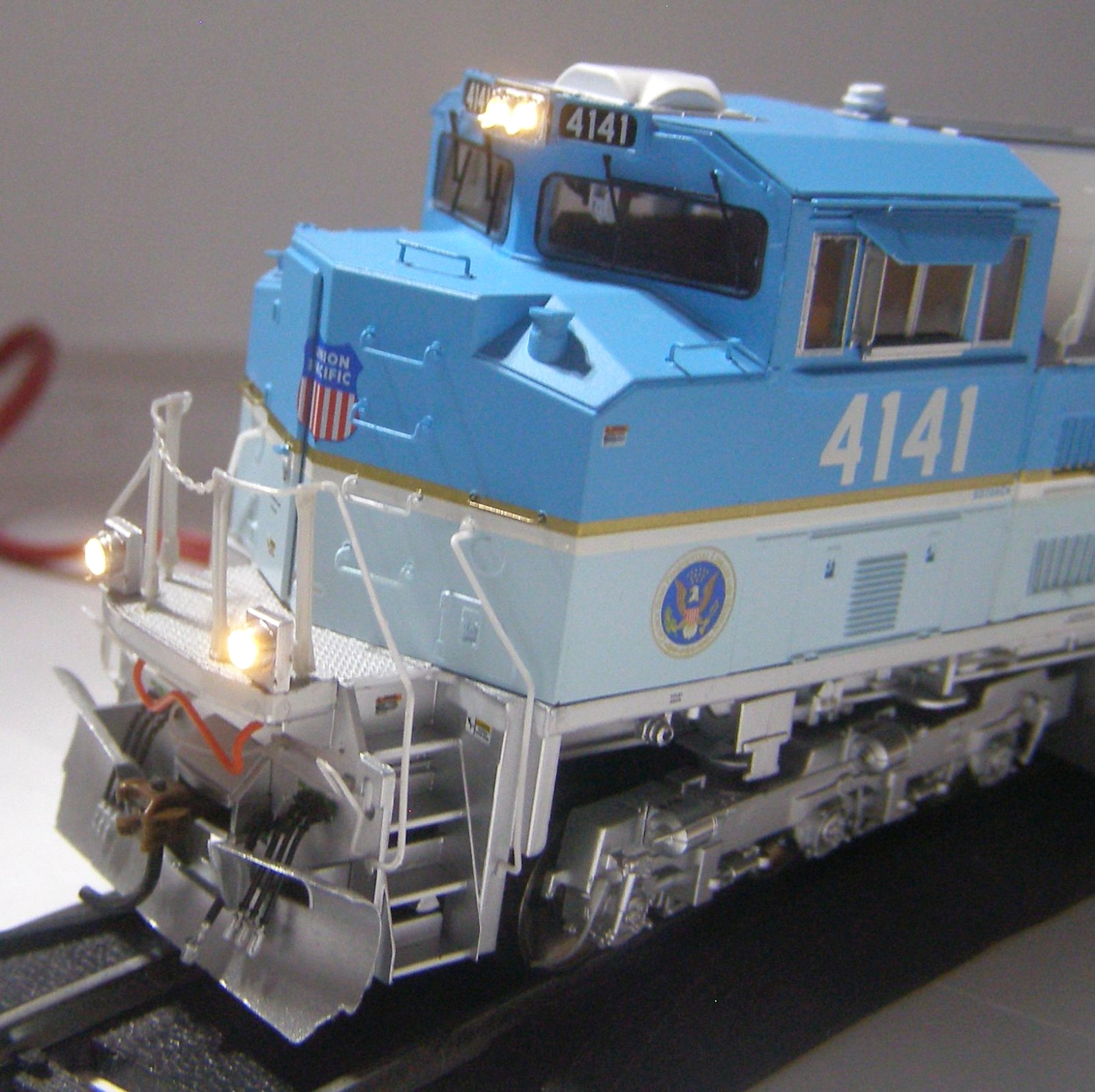 Athearn HO Model RR Diesel Locomotive w/Sound Genesis Bush 4141 SD7OACE TZA