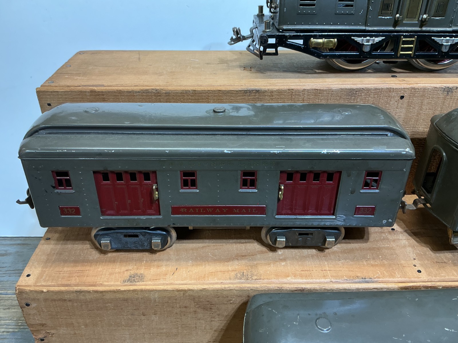 Lionel Standard Gauge #10 ENGINE and 3 Passenger Cars RUNS GOOD