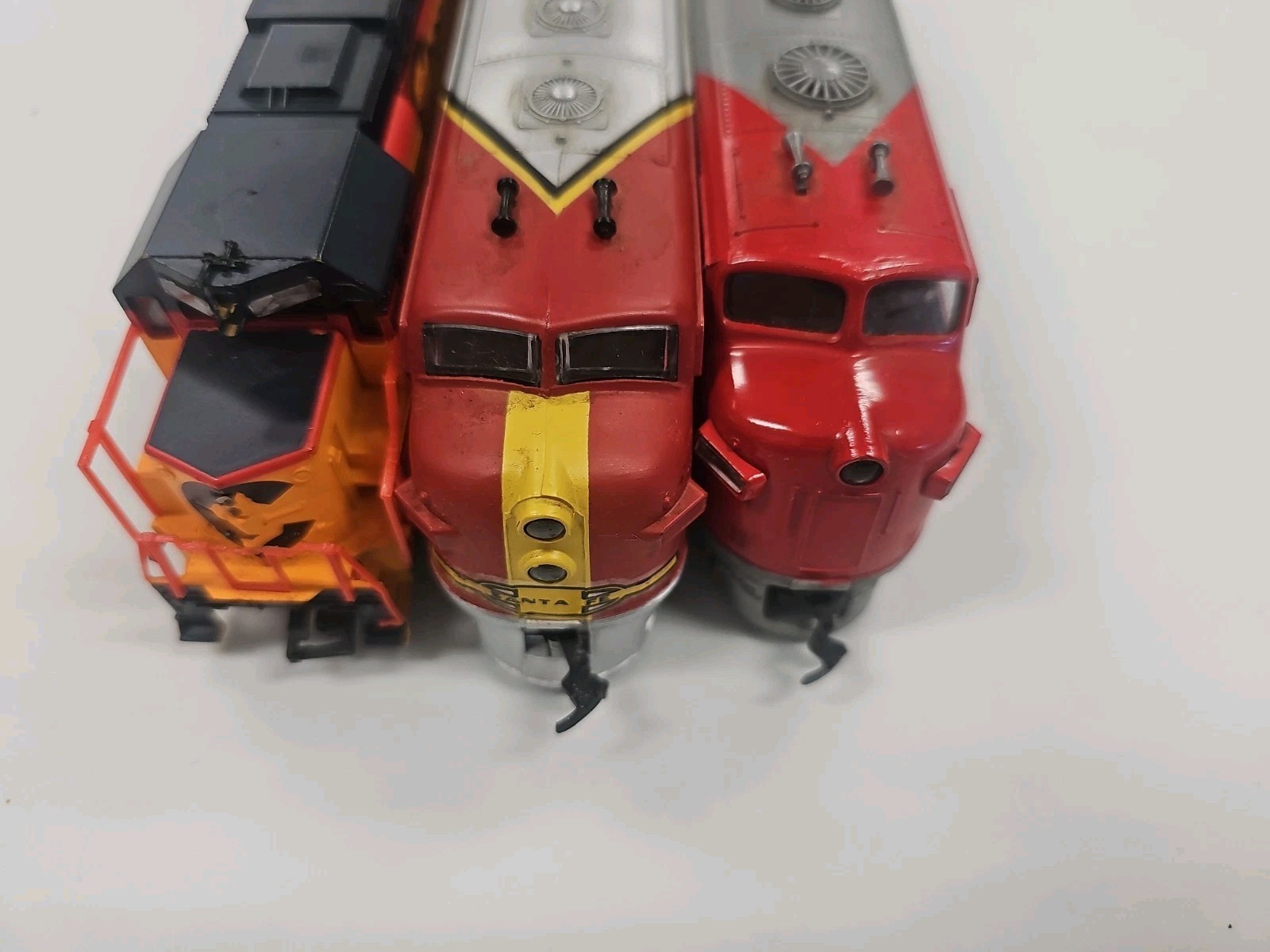 HO Lot of 3 Diesel Engines Chessie System, Santa Fe. See Video And Description.