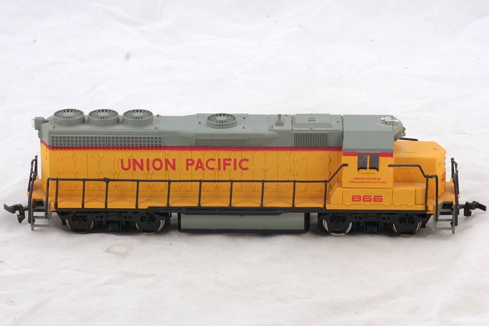 Union Pacific #866 EMD GP40 Locomotive Bachmann HO Scale Powered