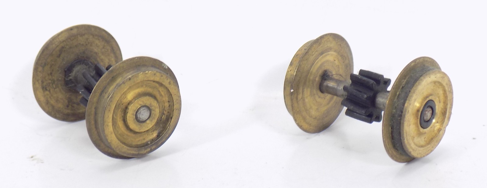 HO / UNBRANDED / 2 BRASS DRIVE WHEELS / SMALL PLASTIC GEARS / HTF PARTS