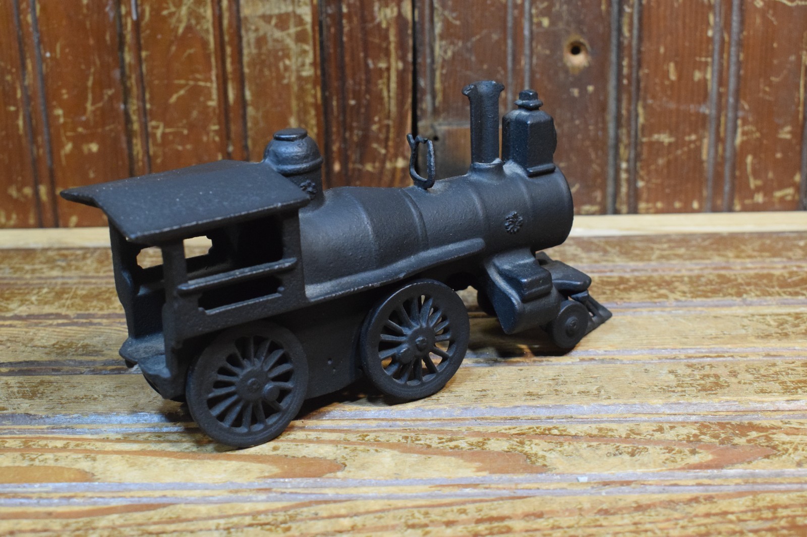 CAST IRON STEAM LOCOMOTIVE 8″ LONG FIGURAL INTERIOR HOME DECOR RAILROAD ENGINE