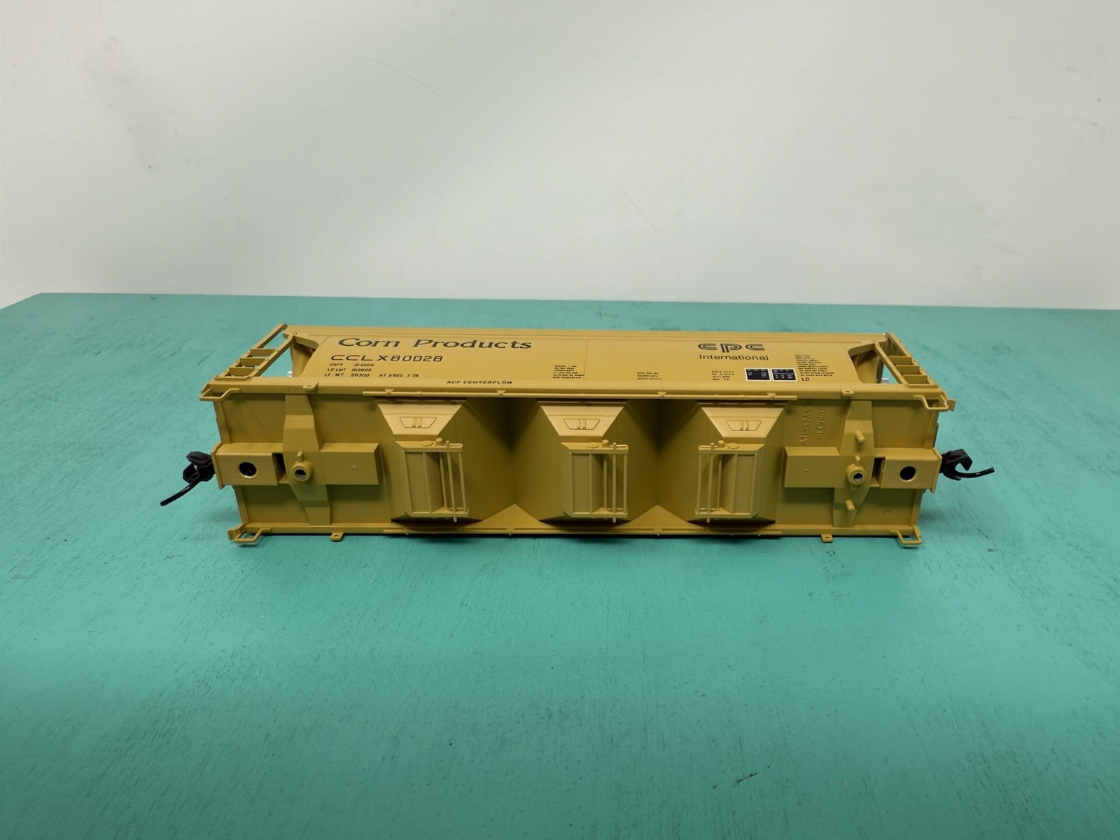 Atlas HO – 3560 Covered Hopper – Missing Trucks No Package – Corn Products