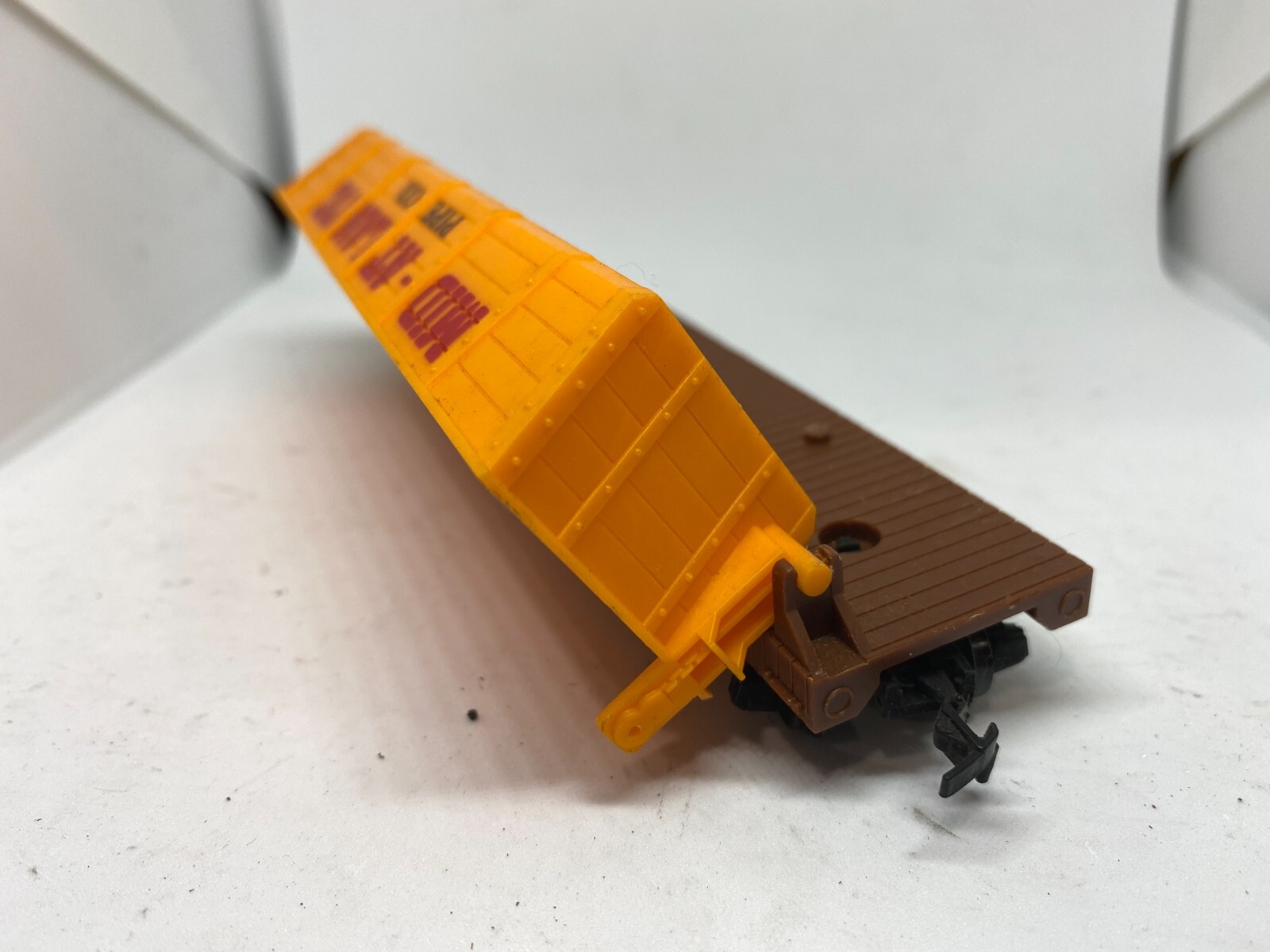 H. O. Scale Mid Atlantic container car, with dumping feature, yellow, 1:87 scale