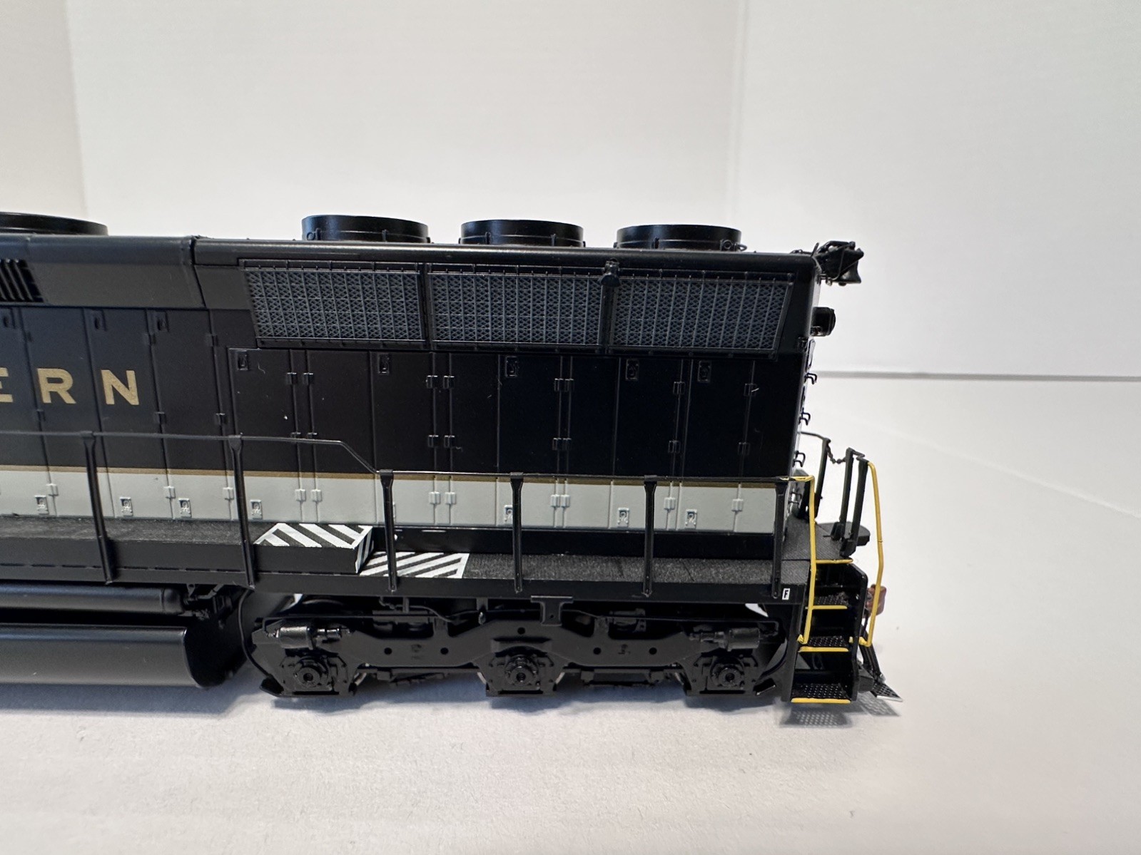 ScaleTrains-Rivet Counter HO Southern Railway SD45 #3131 w/LOK Sound & DCC.
