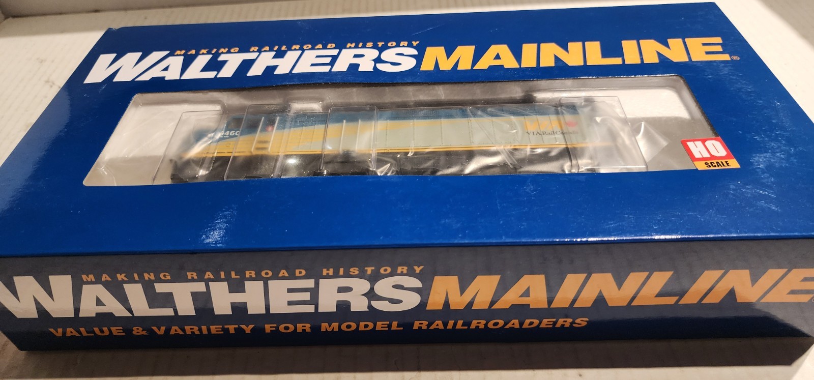 Walthers Mainline HO Scale EMD F40PH Diesel VIA #6460 DCC Ready