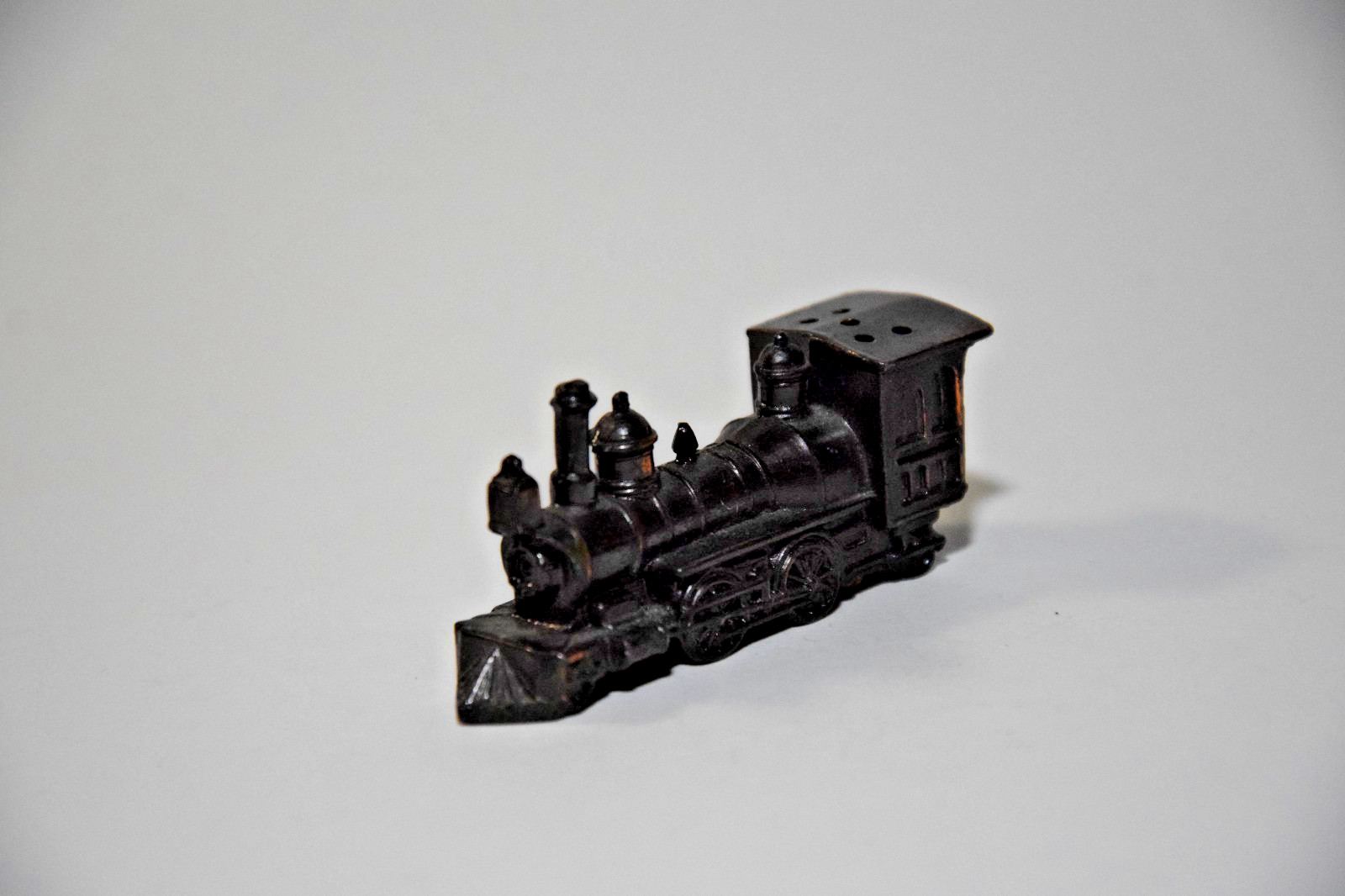 CAST METAL STEAM LOCOMOTIVE TRAIN ENGINE NICK NACK SHADOWBOX VINTAGE DIECAST