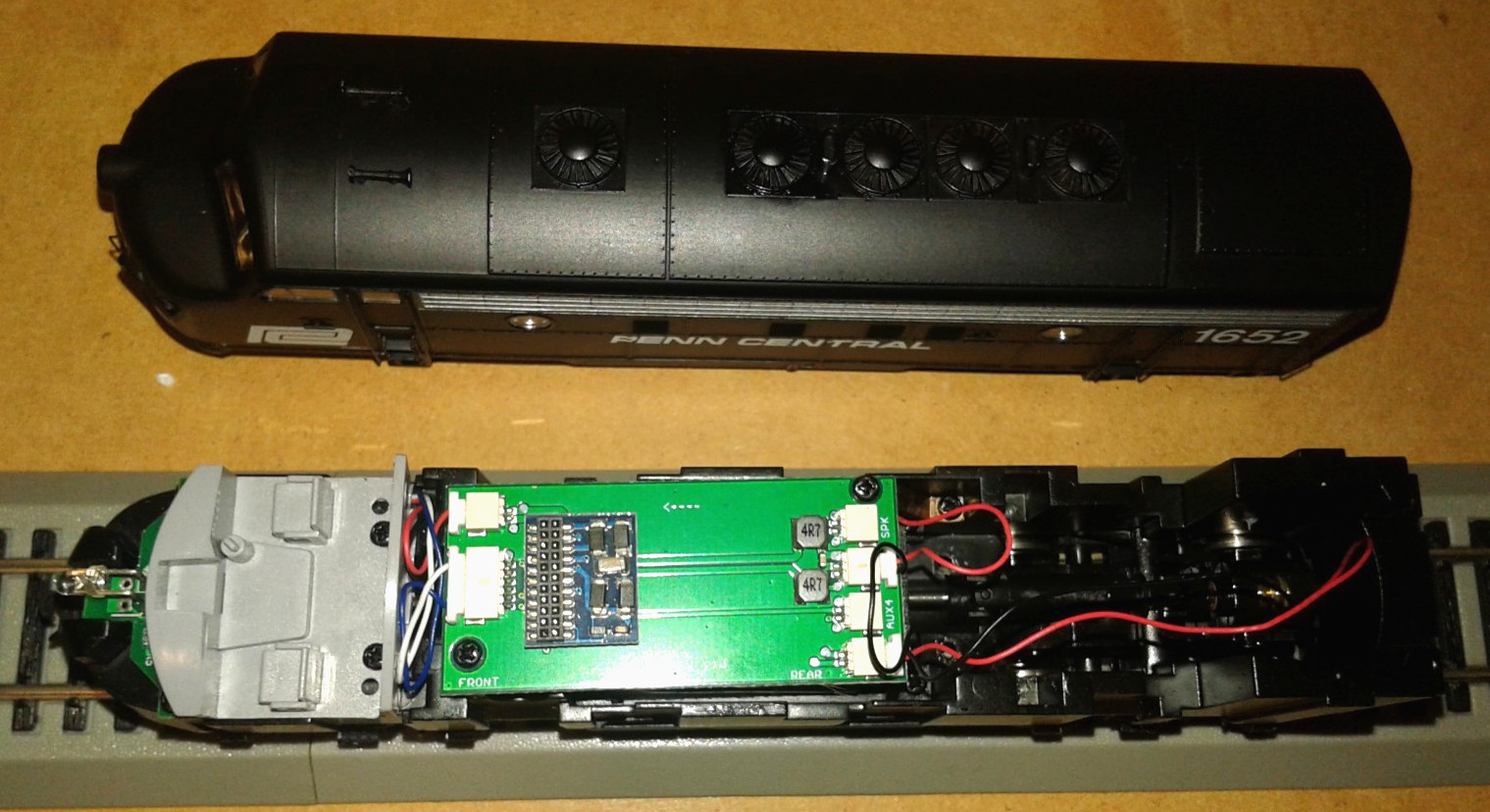 HO SCALE WALTHERS MAINLINE EMD F7A PENN CENTRAL PC #1652 NO BOX PARTS OR REPAIR