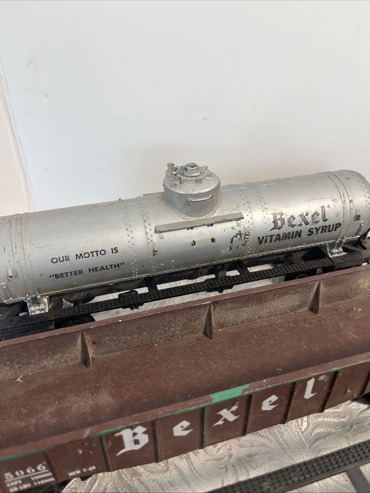 KMT Kusan Auburn Train 2716 ALCO DIESEL LOCOMOTIVE And Carts As-is Not Tested