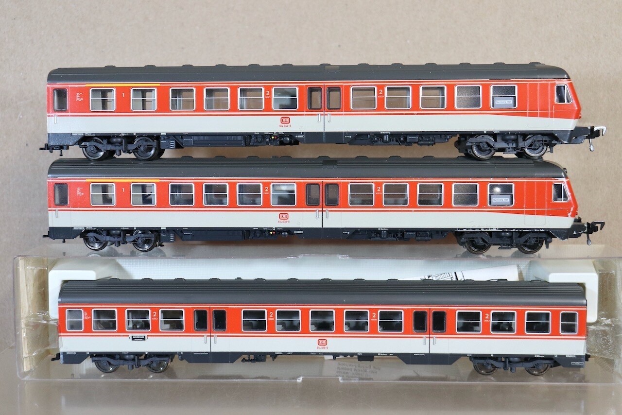 FLEISCHMANN 4430 4432 DB CLASS BR 614 SUBURBAN DIESEL LOCOMOTIVE & COACH SET on