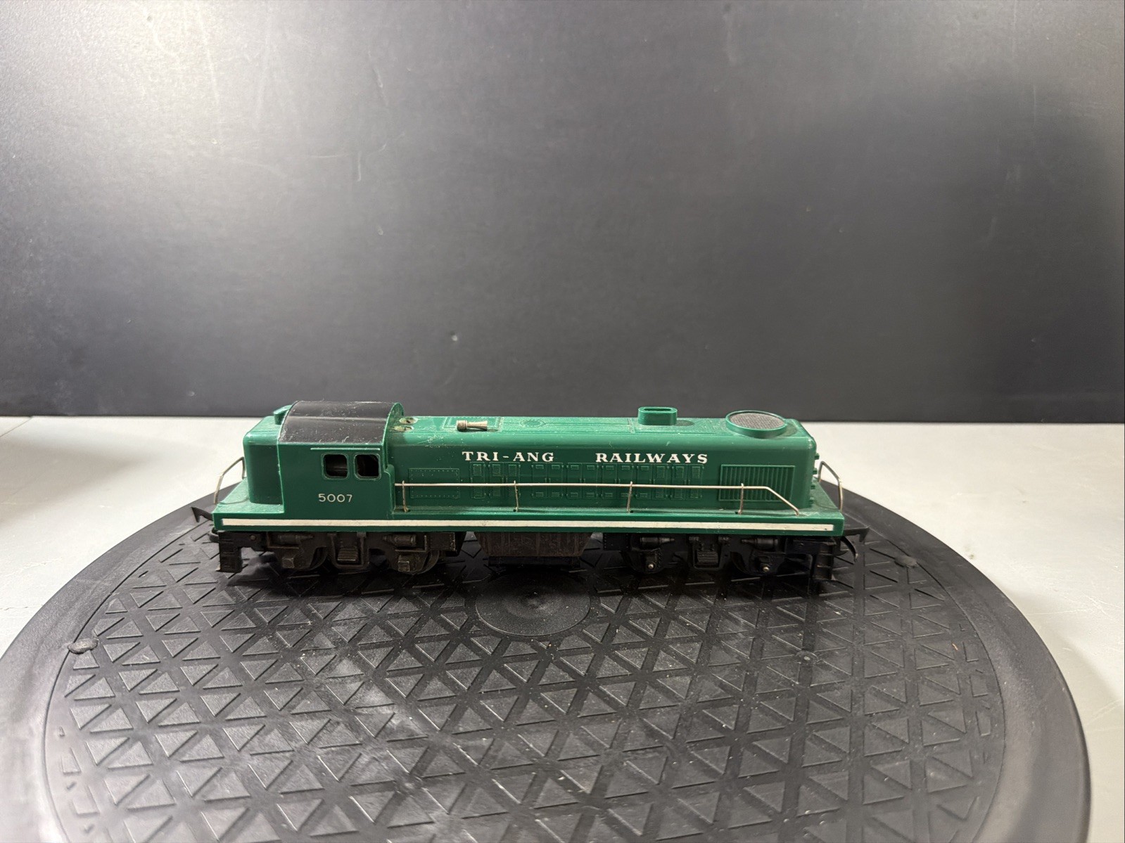 TRI-ANG LOCOMOTIVE R.155 TRANSCONTINENTAL BO-BO ROAD SWITCHER DIESEL #5007 F.16