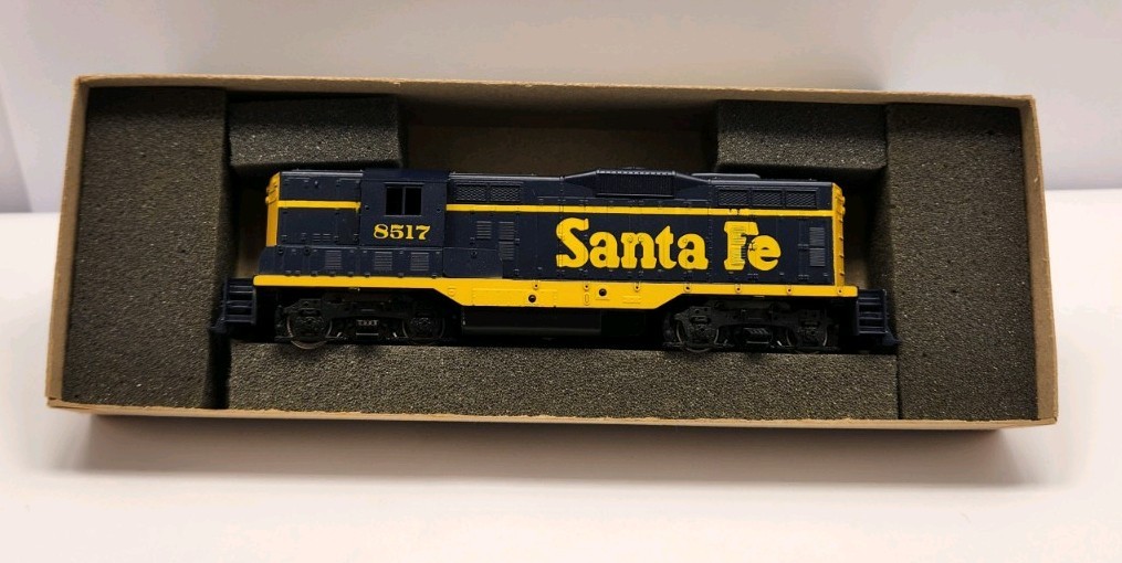 VINTAGE ATHEARN HO GP9 SANTA FE 8517 POWERED DIESEL LOCOMOTIVE NOS MINT B17
