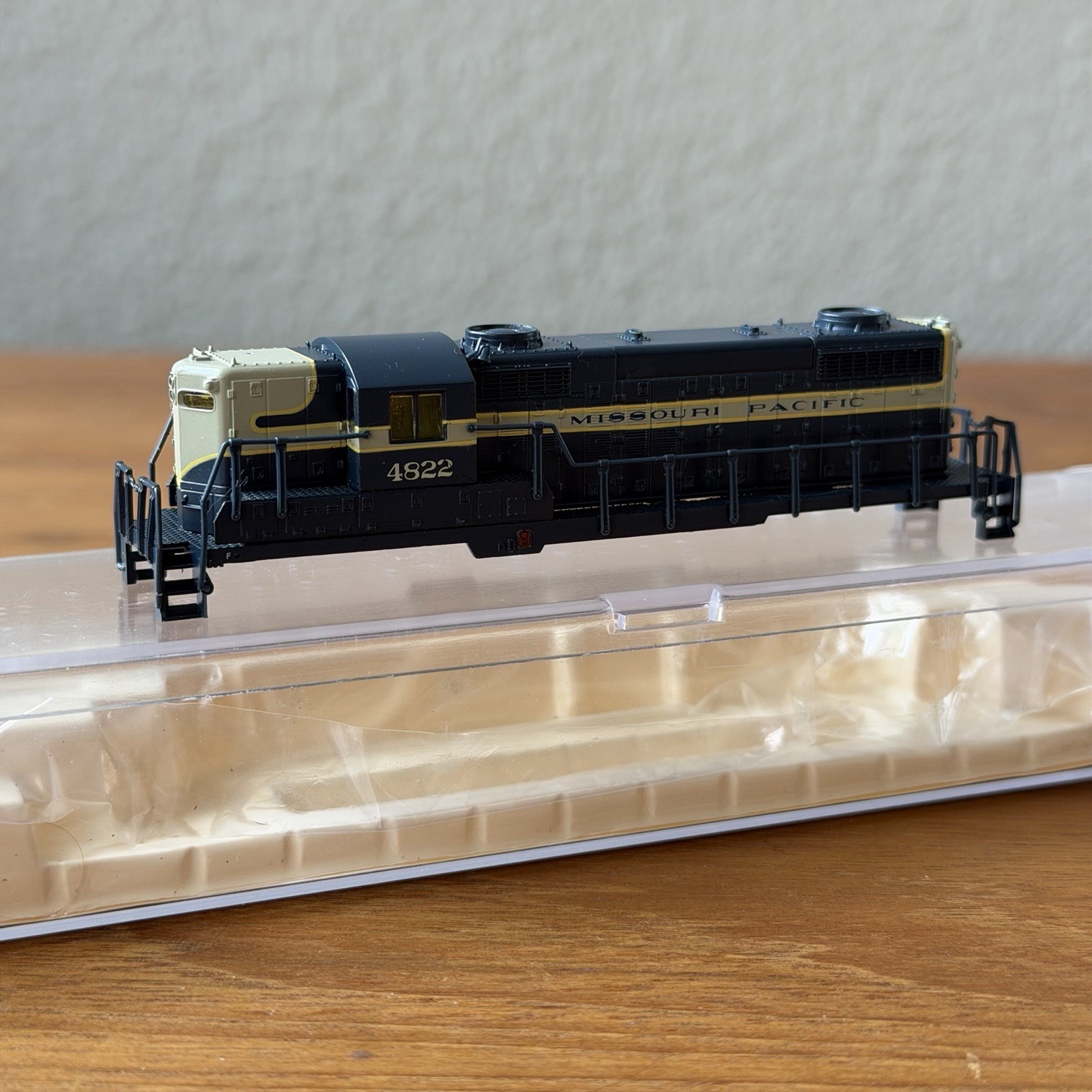 N Scale Life Like Missouri Pacific GP18 7111 Locomotive #4822 + 7120 #4824 Shell