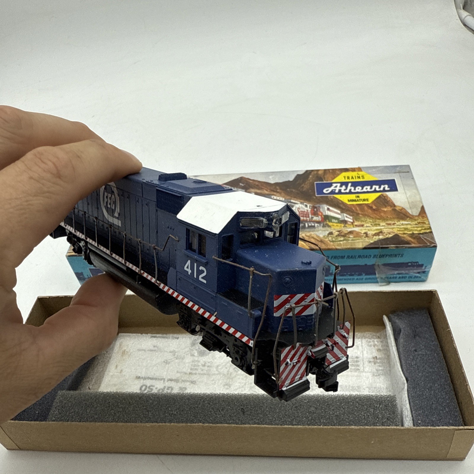 Athearn HO Scale GP 38-2 Diesel Florida East Coast #412 Powered Engine