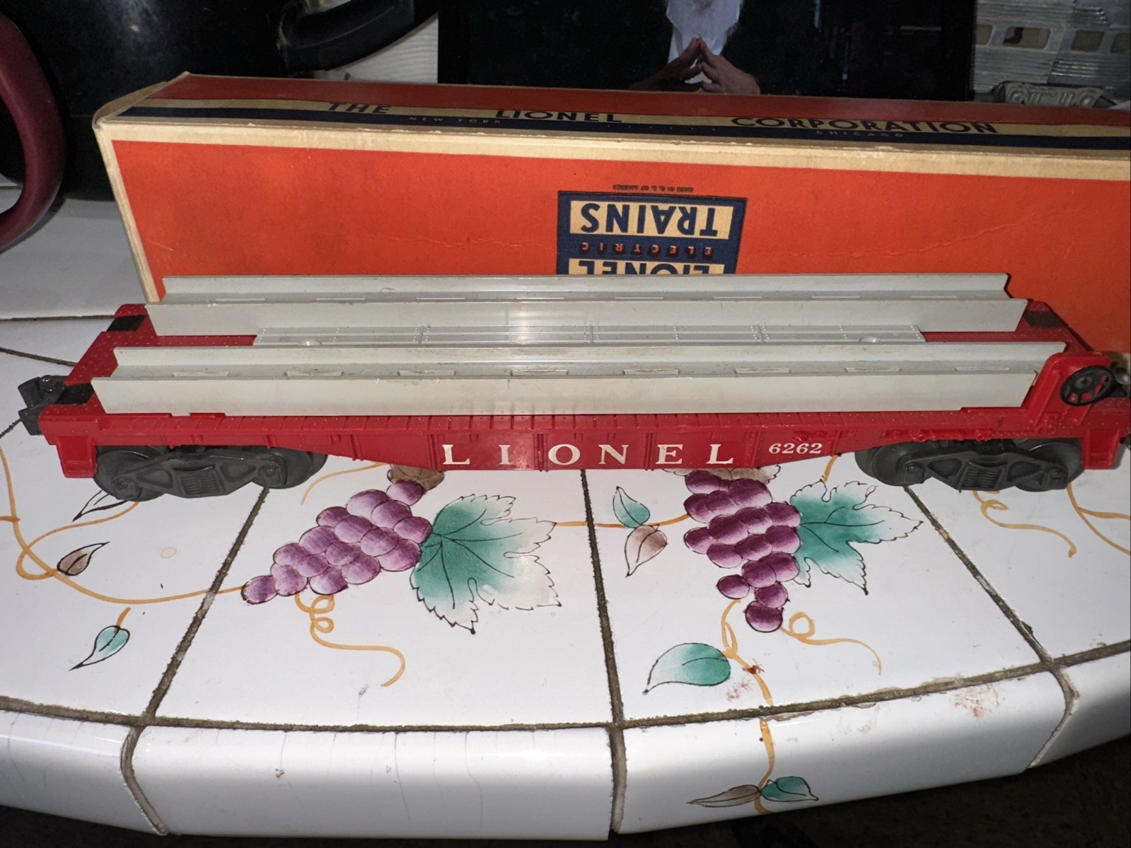 Lionel Postwar Set 1549 Switcher Set With 6262 Red Wheel Car