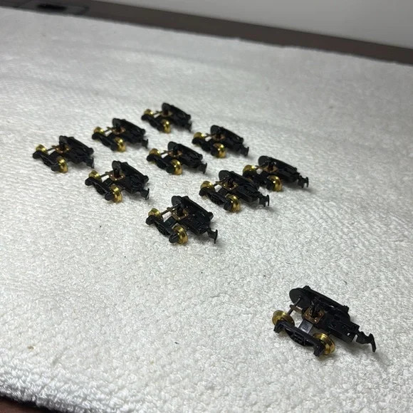 Model Power HO Replacement Trucks with Wheels and Coupler M10898 (10 Pack) New
