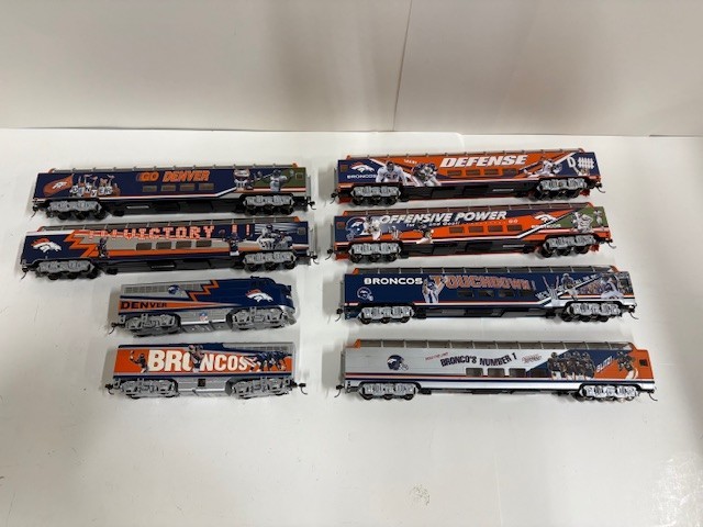 BACHMANN HO HAWTHORNE VILLIAGE DENVER BRONCOS TEAM DIESEL PASSENGER SET