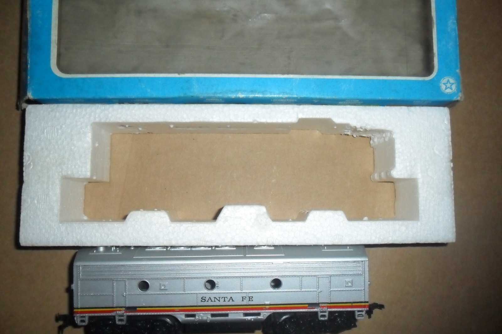 LIFE LIKE HO F7B SANTA FE Locomotive DUMMY (NON POWERED )