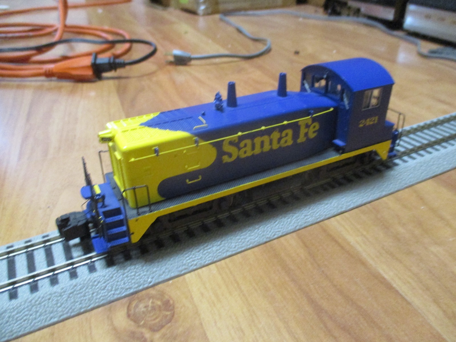 S Helper 00120 Santa Fe SW-9 Diesel (5/10/26 #1 LA Coll) Hirail DC