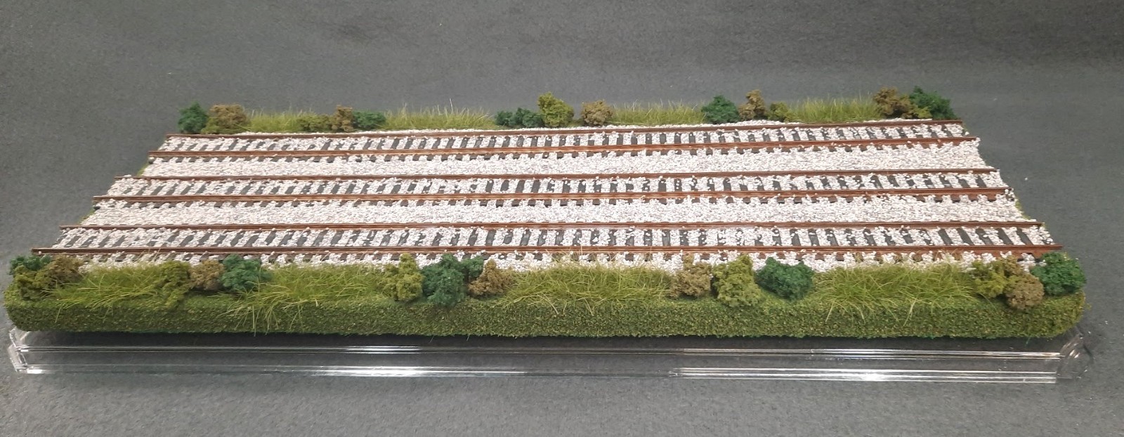 HO SCALE 16″ TRIPLE TRACK “SUMMER SCENE” – DISPLAY CASE – FOR ANY HO TRAIN