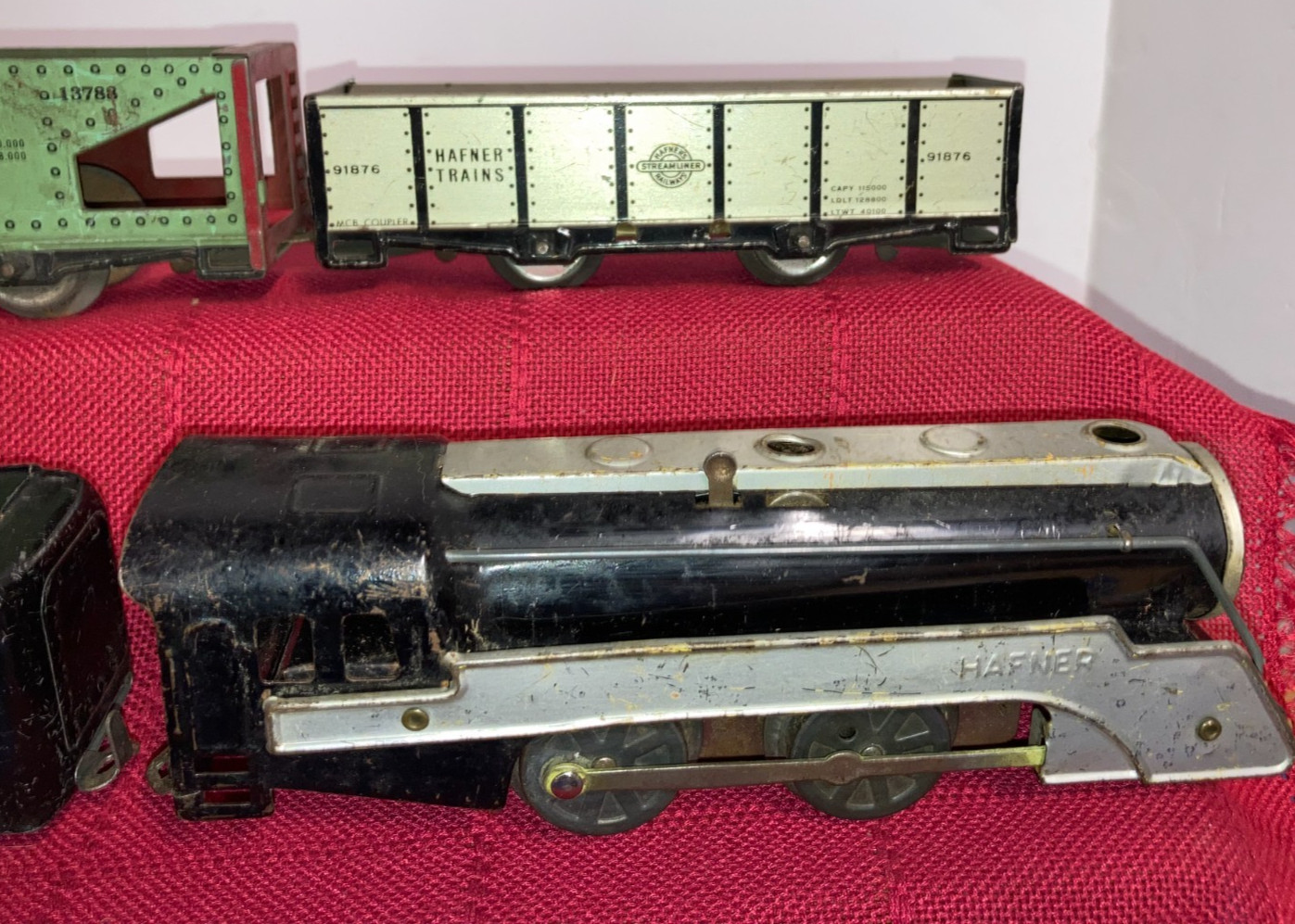 Hafner O Gauge Clockwork Loco #1010 with Key , Tender, 3 Freights & Caboose Runs