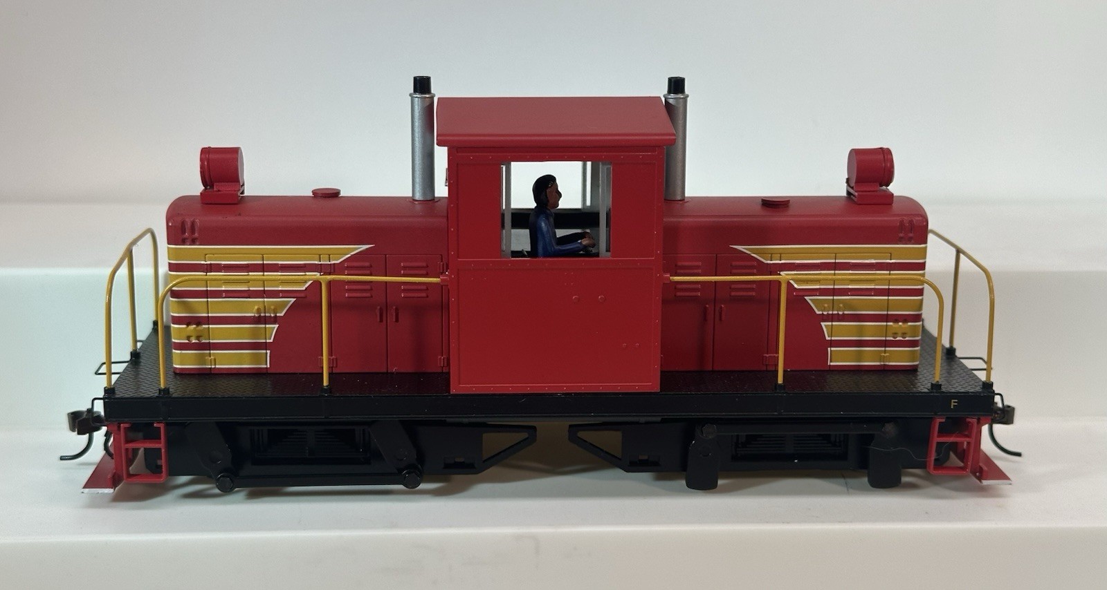 On30 Bachmann Spectrum Whitcomb 50 Ton Center Cab Diesel With DCC Red & Yellow