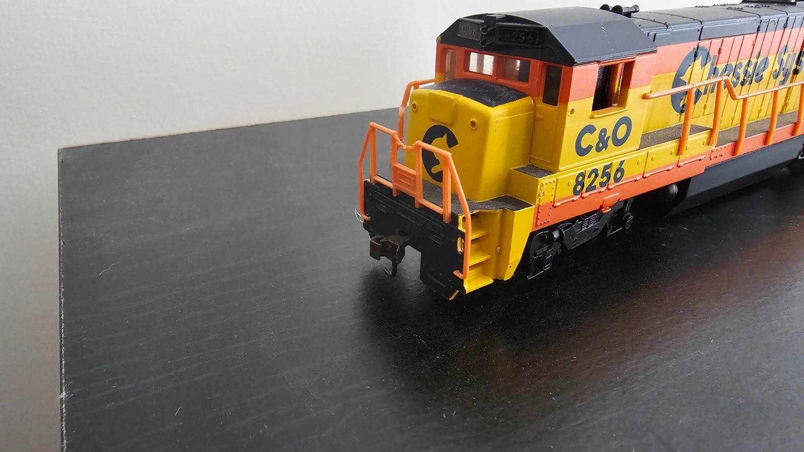Bachmann EMD GP-18 Diesel HO Locomotive, C&O Chessie System #8256 & Caboose Set