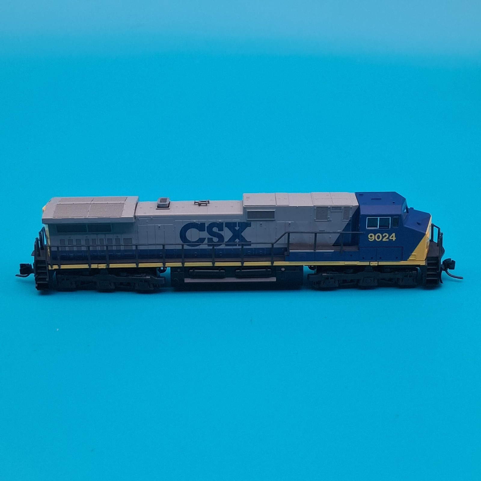 KATO N Gauge Locomotive C44-9W CSX Chessie System Seaboard # 9024 Tested RUNS