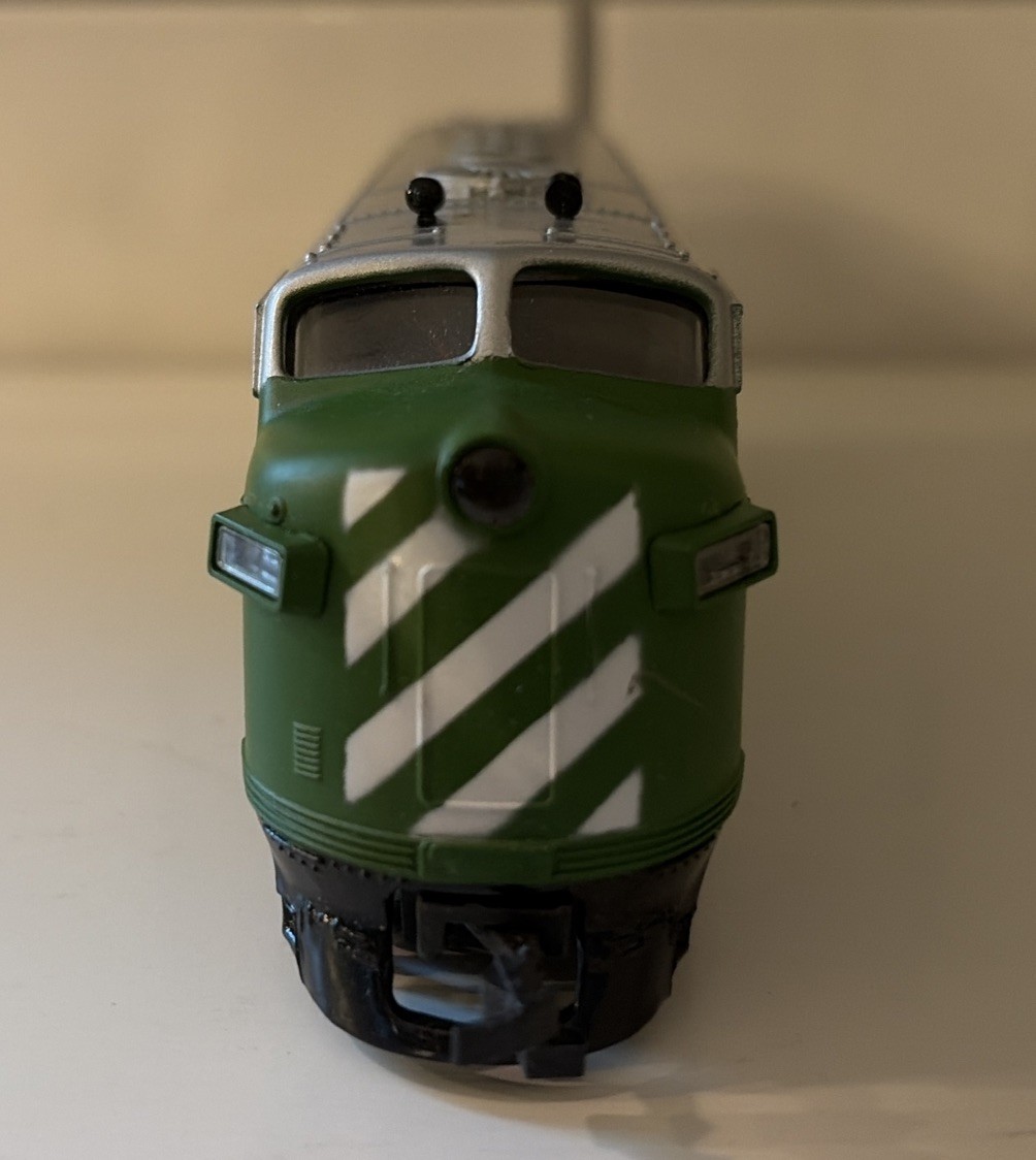 Bachmann Burlington Northern Diesel Locomotive HO 9710 Green Silver EC