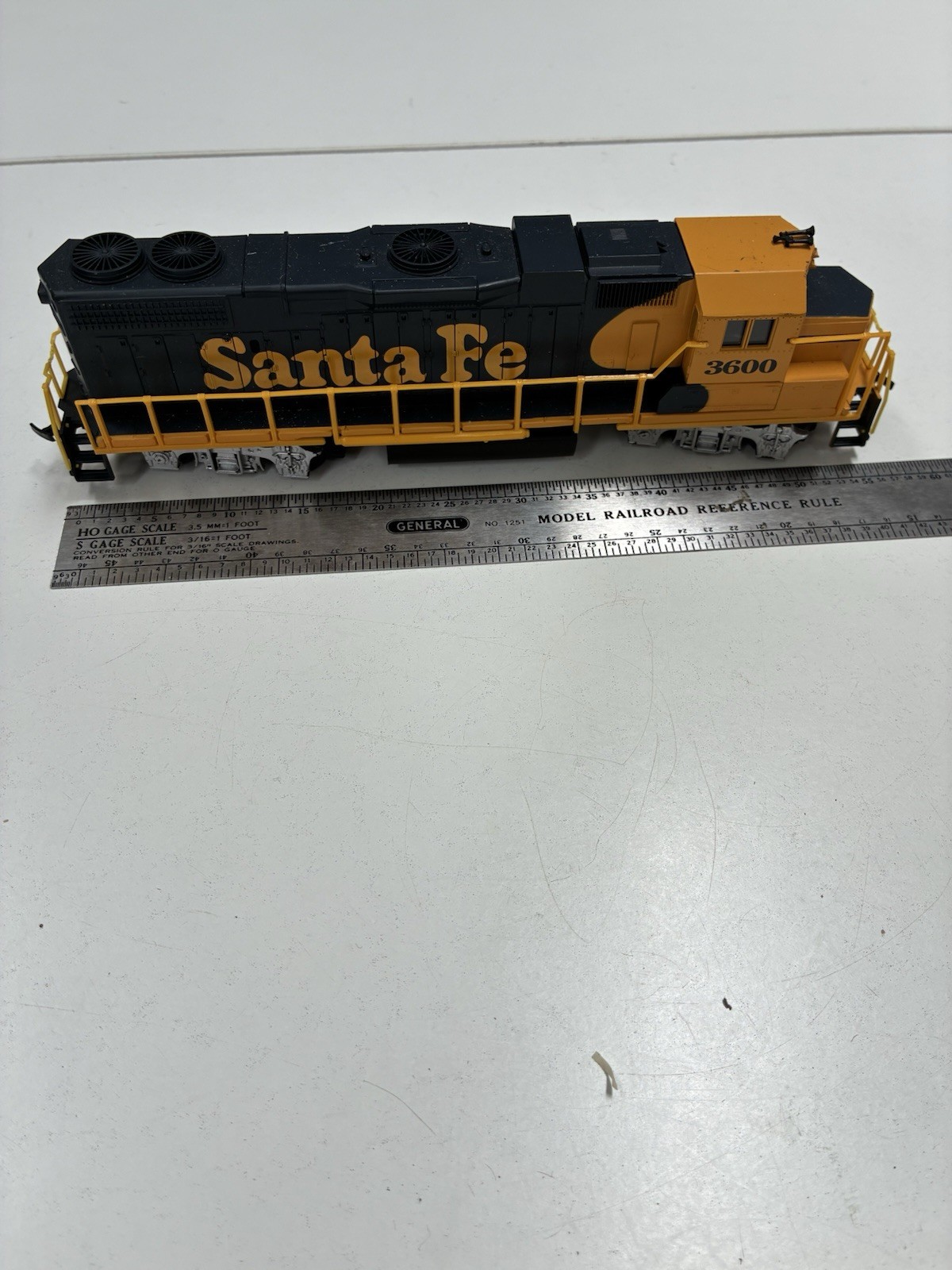 Life-Like HO Scale Santa Fe 3600 Diesel Locomotive Blue Yellow Train Engine