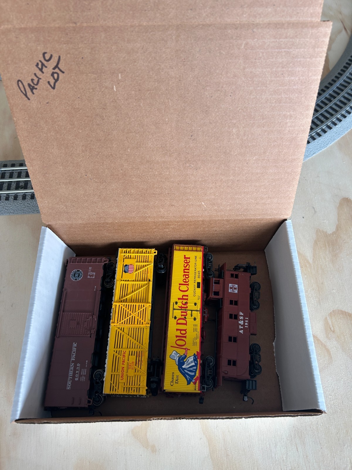 HO SCALE LOT OF FOUR ROLLING STOCK BOX CARS & CABOOSE GOOD CONDITION