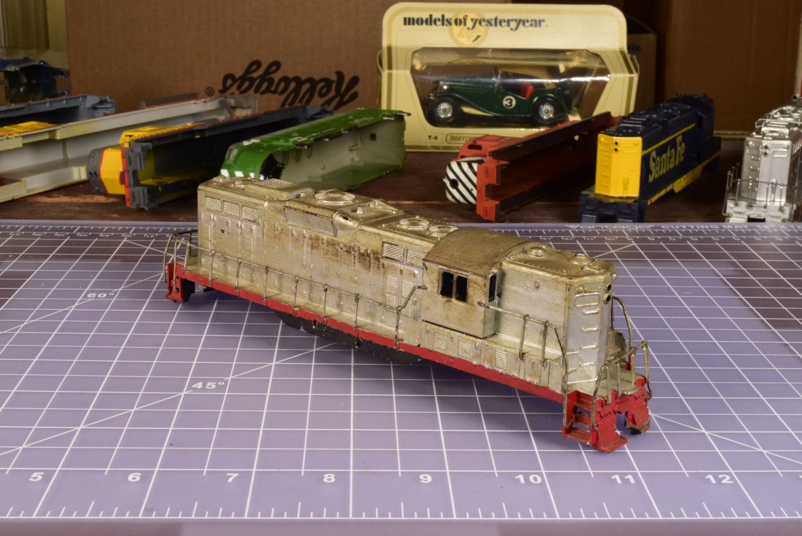 HO SHELL GP9 with Grunge Look, railings, no horns/inserts SH5