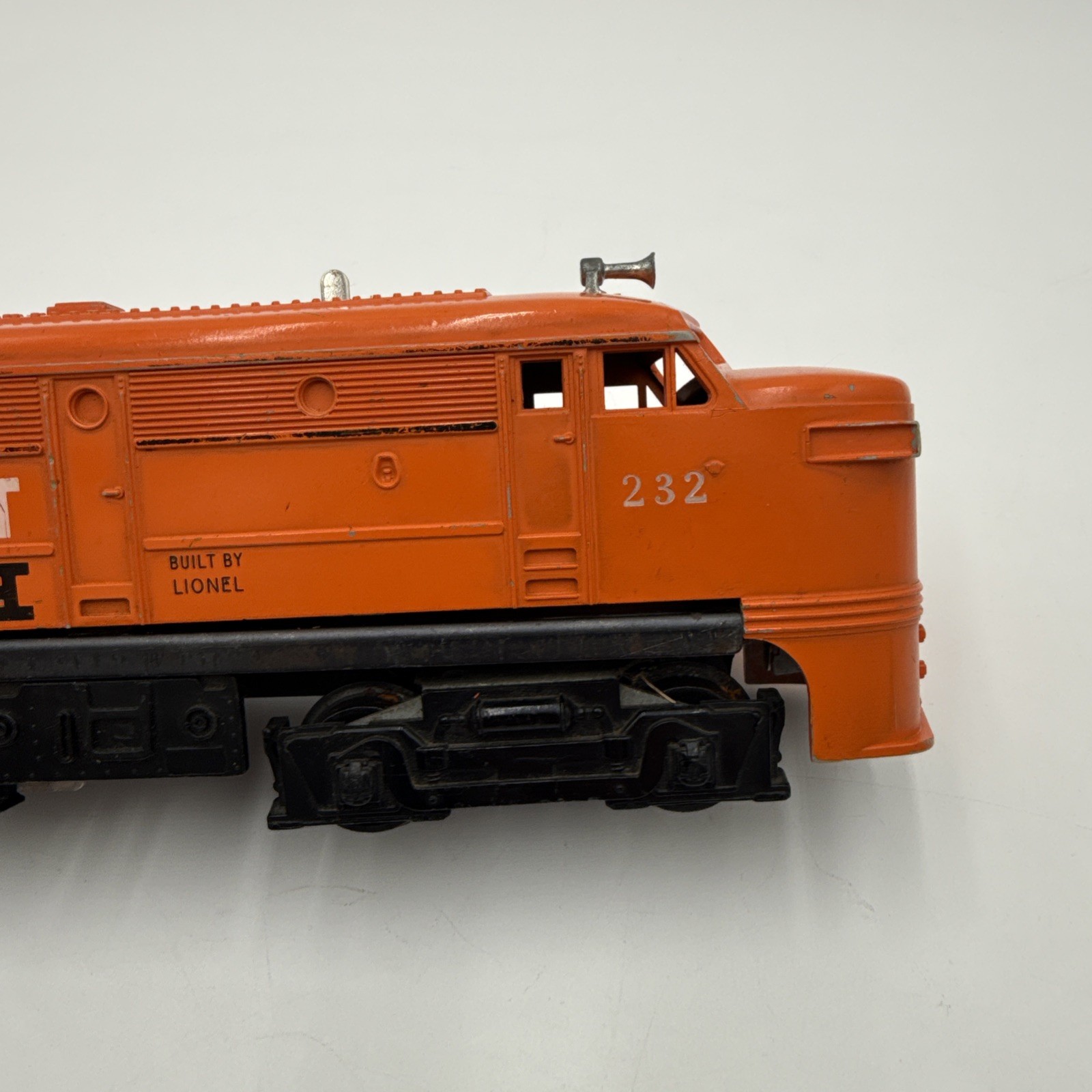 LIONEL POSTWAR O GAUGE NEW HAVEN ALCO DIESEL LOCOMOTIVE #232 – TESTED