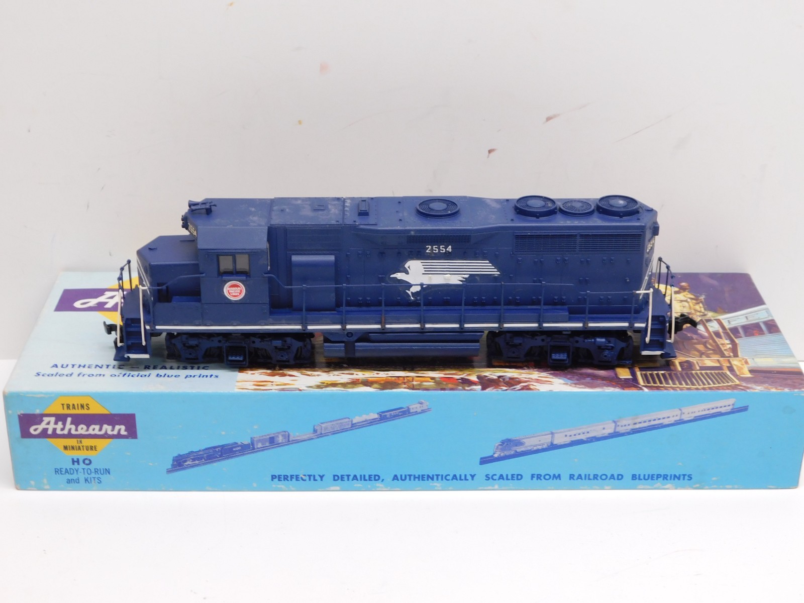 Athearn HO Blue Box Missouri Pacific GP35 Diesel Engine #2554-Unpowered Dummy