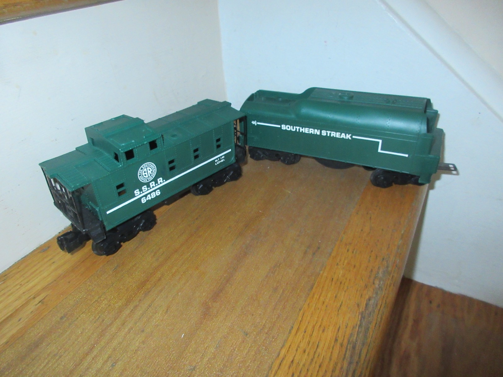 Lionel Set 8314 Engine Tender Caboose Southern Streak RUNS