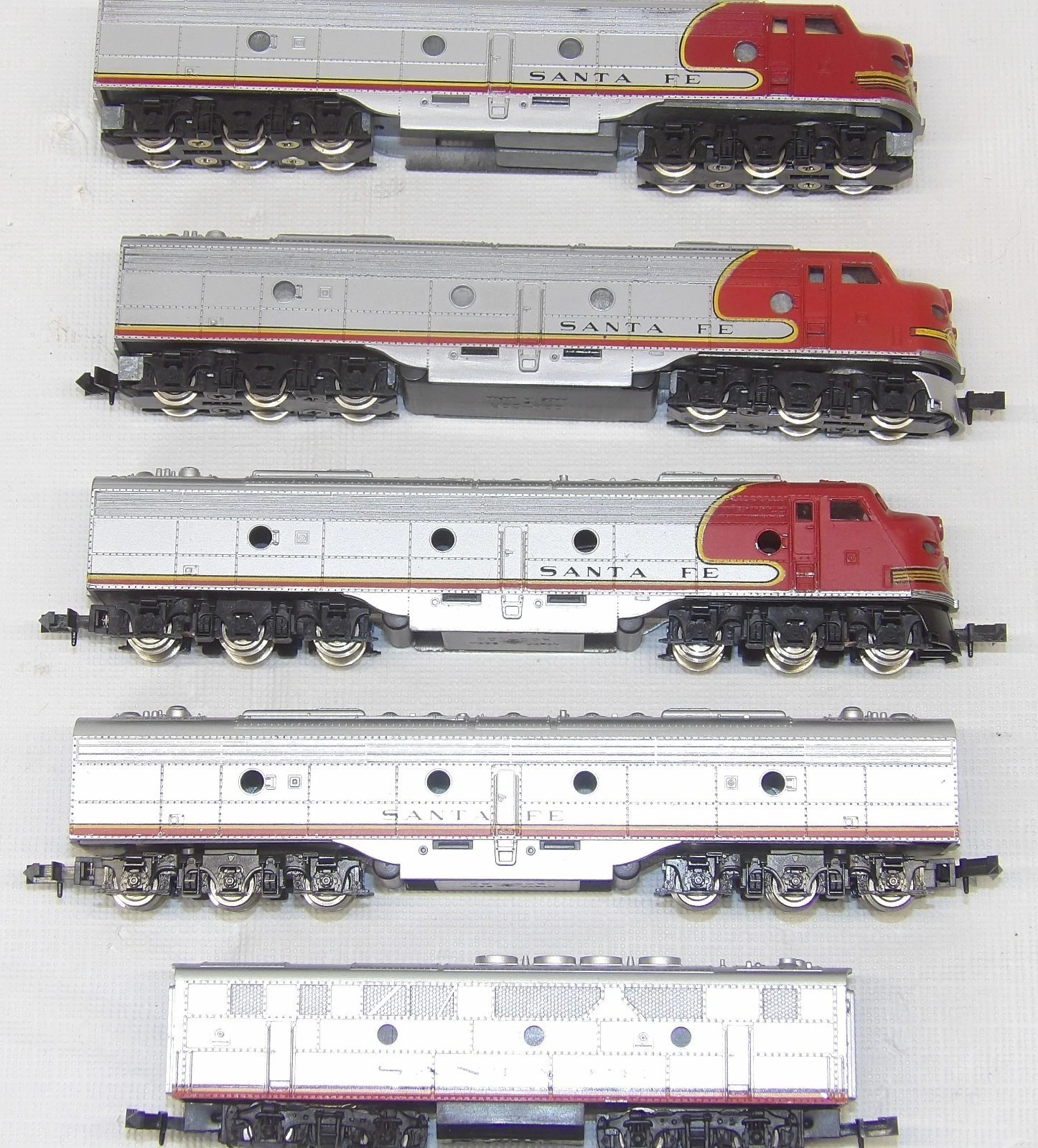 N Con-Cor Santa Fe ATSF 2-E8 powered/ 1-F7B & 2-E8 non powered Locomotive set