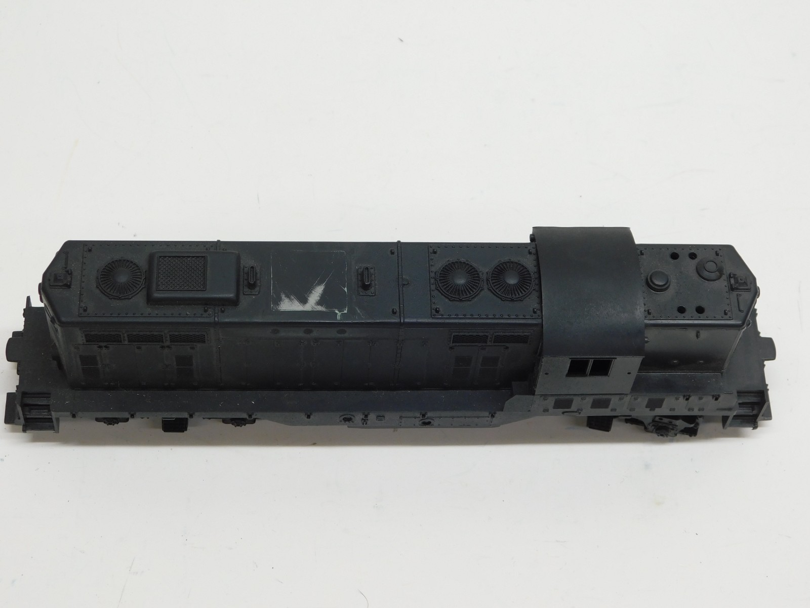 Athearn HO Blue Box Undecorated GP9 Diesel Locomotive – Powered Unit
